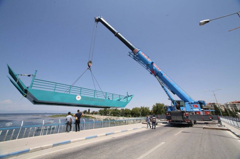 Beyşehir Gölü temizliği için alınan katamaran göle indirildi