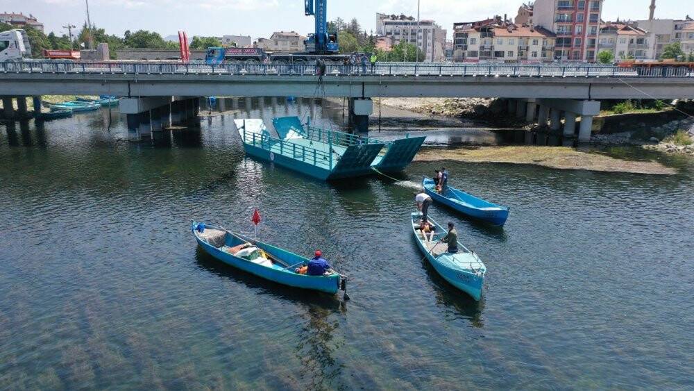 Beyşehir Gölü temizliği için alınan katamaran göle indirildi