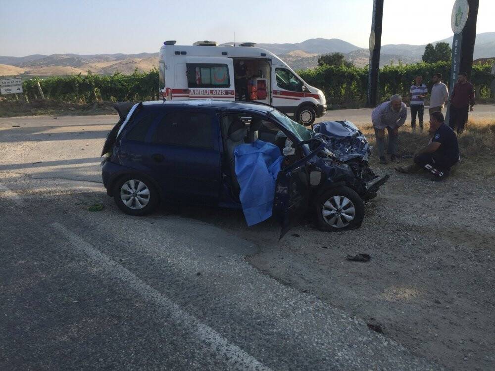 İşçi servisiyle otomobil çarpıştı: 2 ölü, 9 yaralı