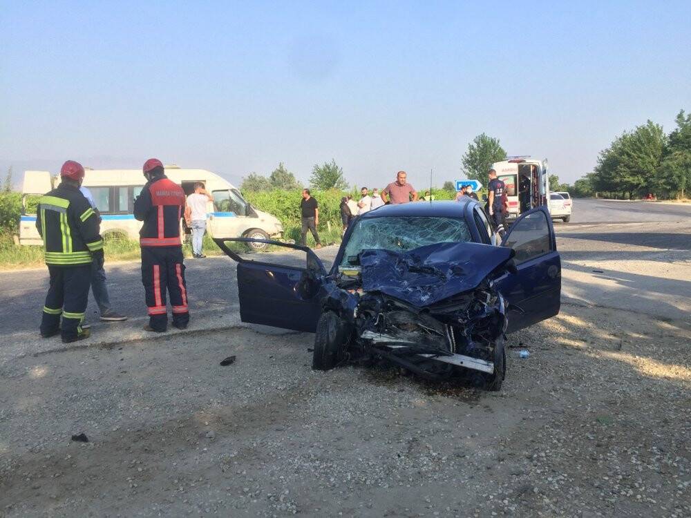 İşçi servisiyle otomobil çarpıştı: 2 ölü, 9 yaralı