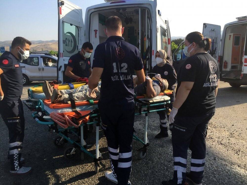 İşçi servisiyle otomobil çarpıştı: 2 ölü, 9 yaralı