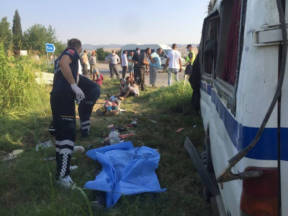 İşçi servisiyle otomobil çarpıştı: 2 ölü, 9 yaralı