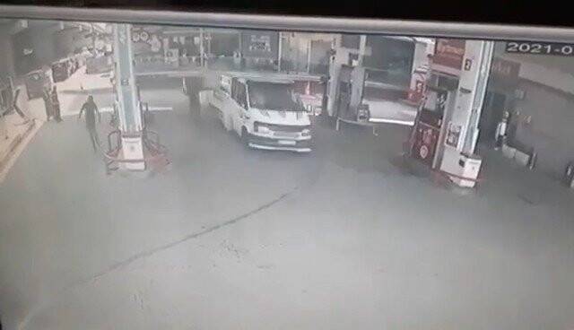 Kavga ettiği husumetlisini kamyonetle ezip metrelerce sürükledi