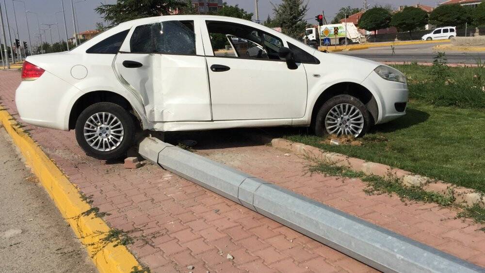 Konya'da kaza! Otomobil aydınlatma direğine çarptı: 2 yaralı
