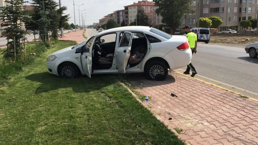 Konya'da kaza! Otomobil aydınlatma direğine çarptı: 2 yaralı