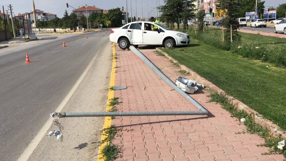 Konya'da kaza! Otomobil aydınlatma direğine çarptı: 2 yaralı