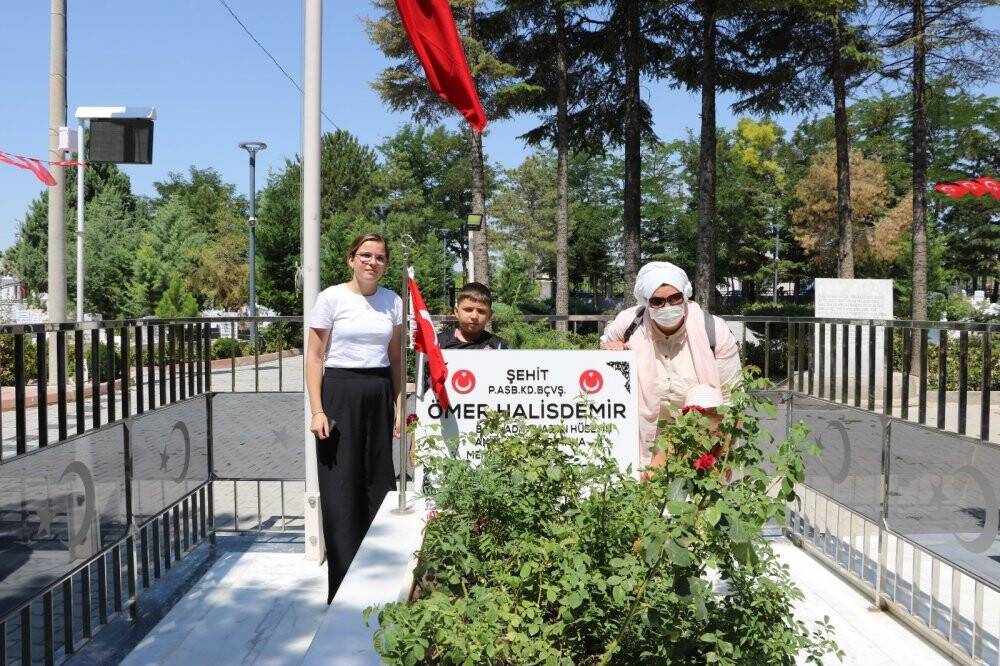 Ömer Halisdemir’in mezarı ziyaretçi akınına uğruyor