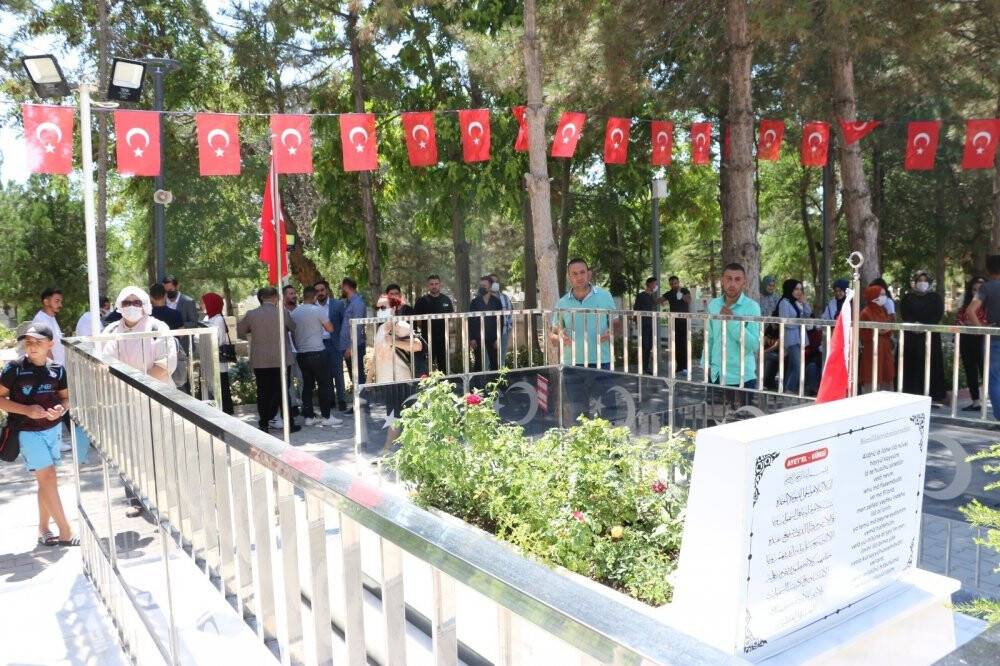 Ömer Halisdemir’in mezarı ziyaretçi akınına uğruyor