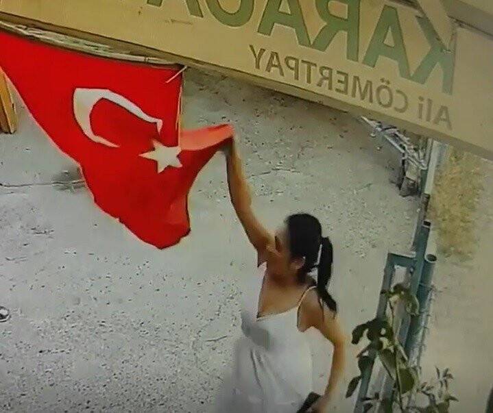 Türk Bayrağını indirip çöp kutusuna atan kadın pişkinliği de ihmal etmedi