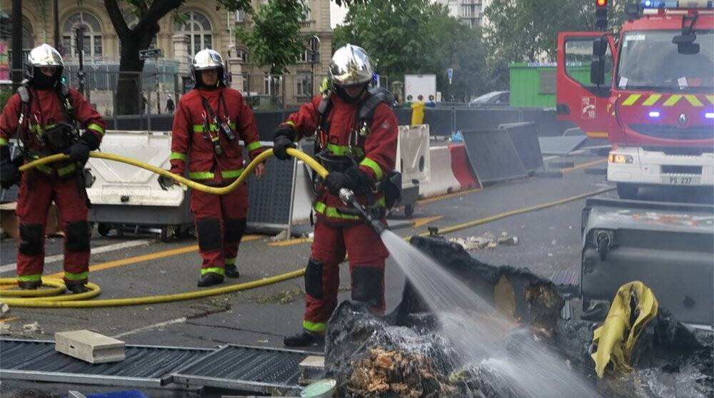 Fransa’da aşı karşıtları iş makinelerini ateşe verdi