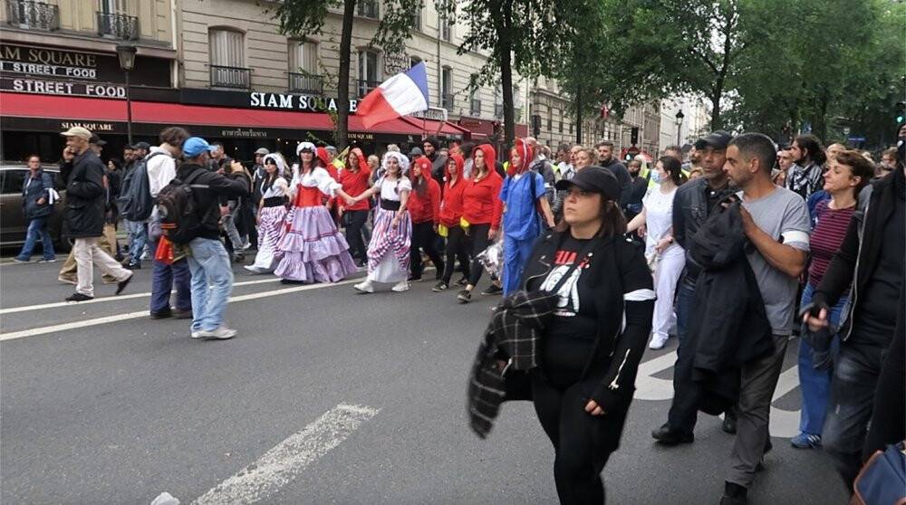 Fransa’da aşı karşıtları iş makinelerini ateşe verdi
