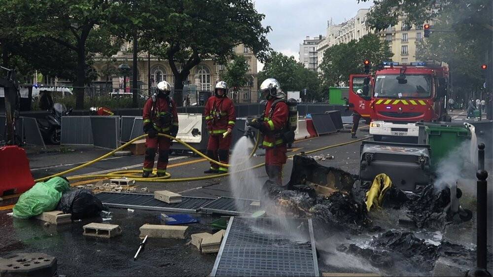 Fransa’da aşı karşıtları iş makinelerini ateşe verdi