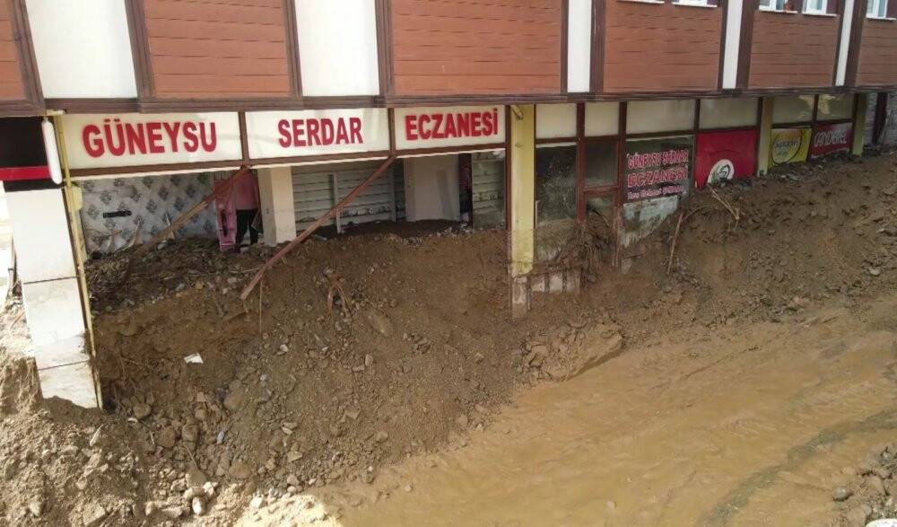 Güneysu’da moloz yığınların altında kalan araçlar çıkartılıyor