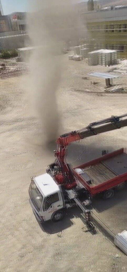 Hortum vinçte çalışırken yakaladı