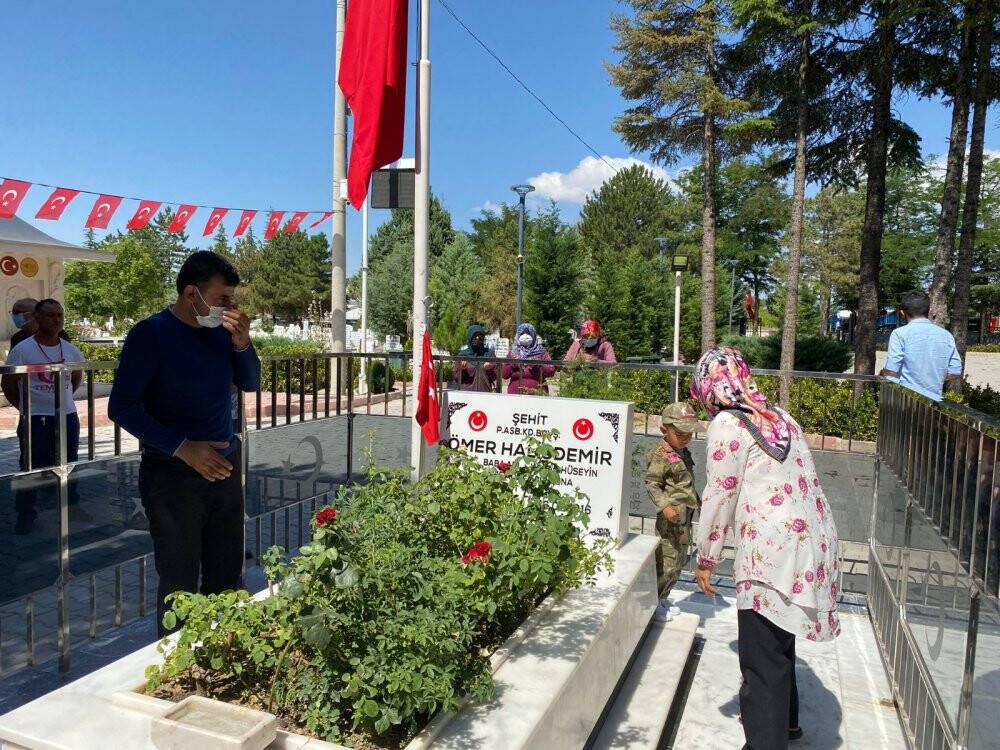 Ömer Halisdemir’in mezarı, ziyaretçi akınına uğruyor