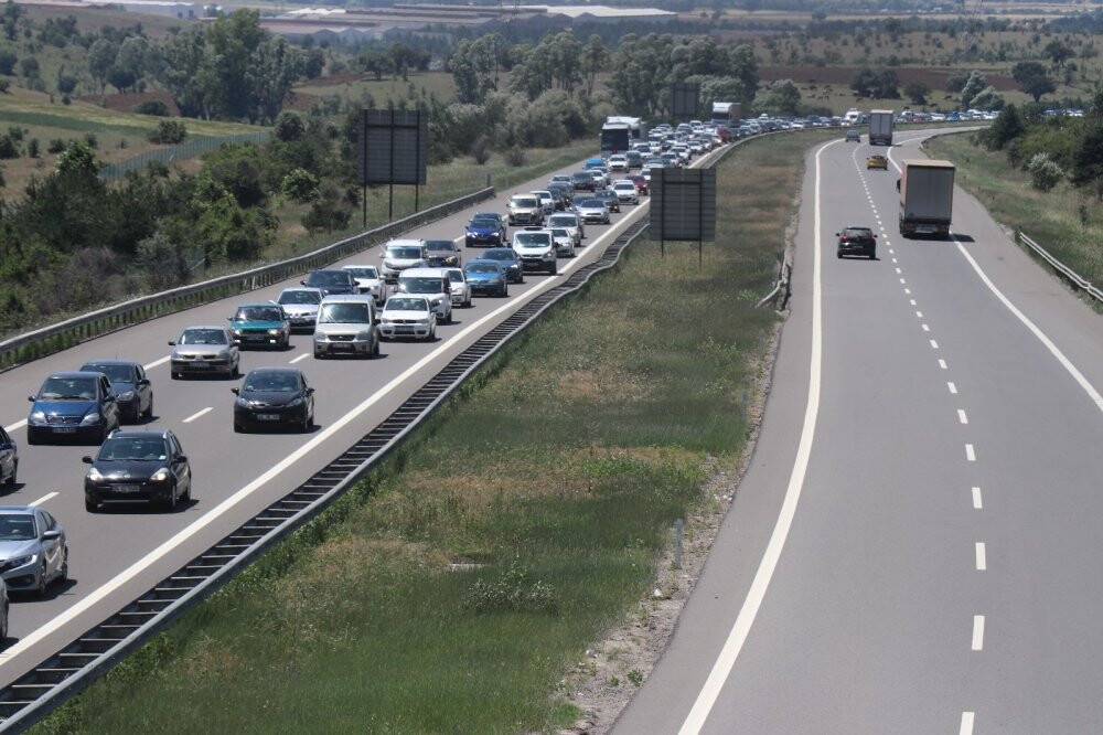 Tatilciler kilometrelerce kuyruk oluşturdu