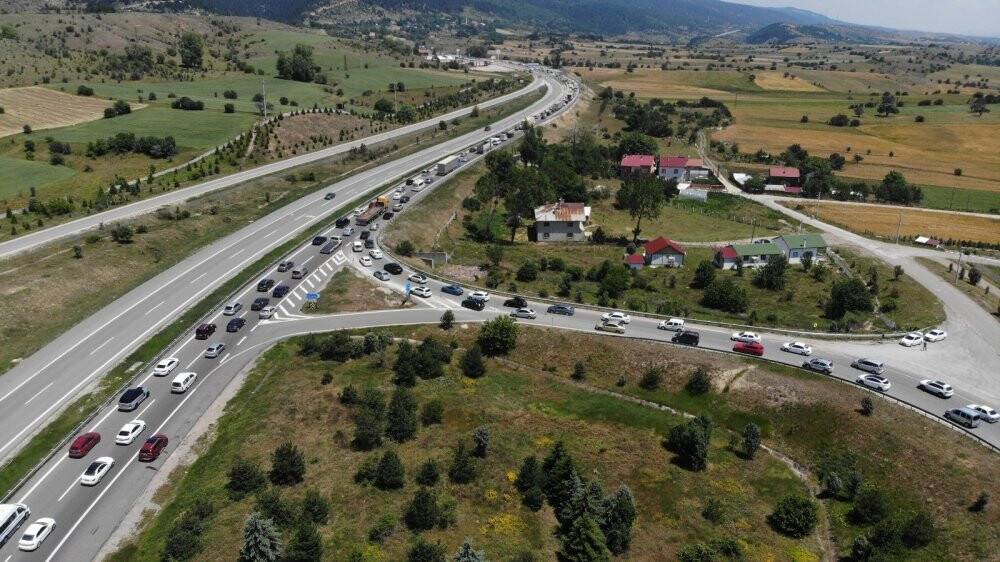 Tatilciler kilometrelerce kuyruk oluşturdu