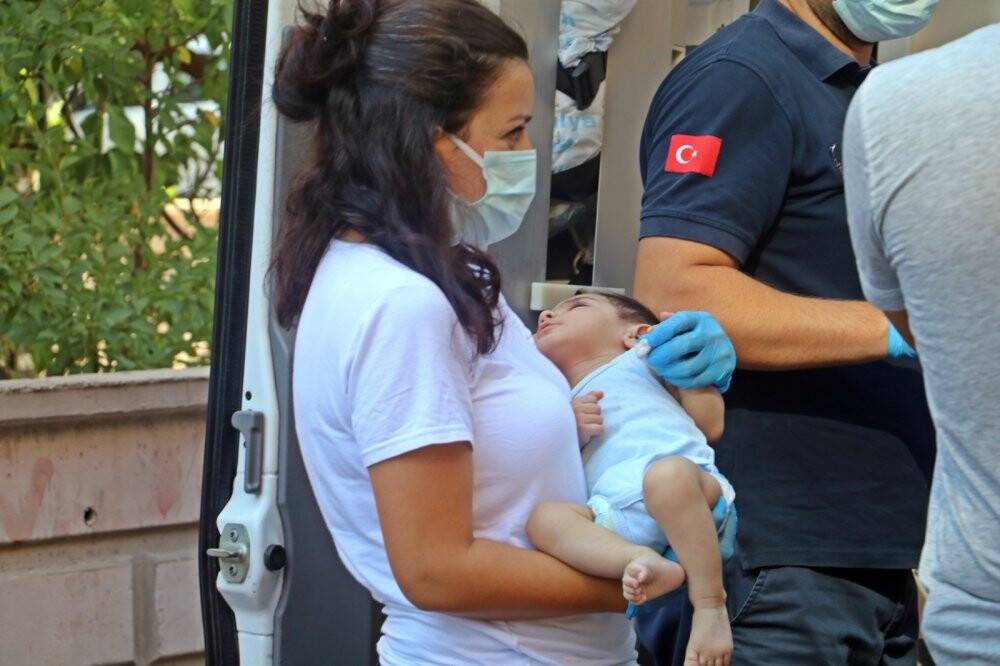Anne evi terk etti, çocuklar perişan halde bulundu (Tıkla&İzle)