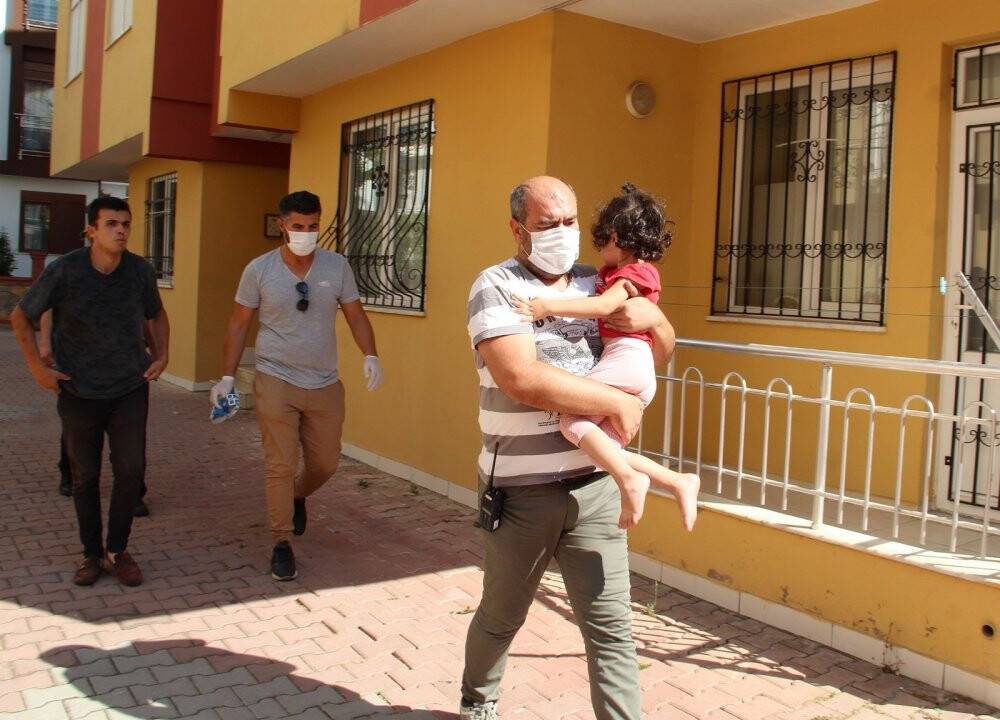 Anne evi terk etti, çocuklar perişan halde bulundu (Tıkla&İzle)