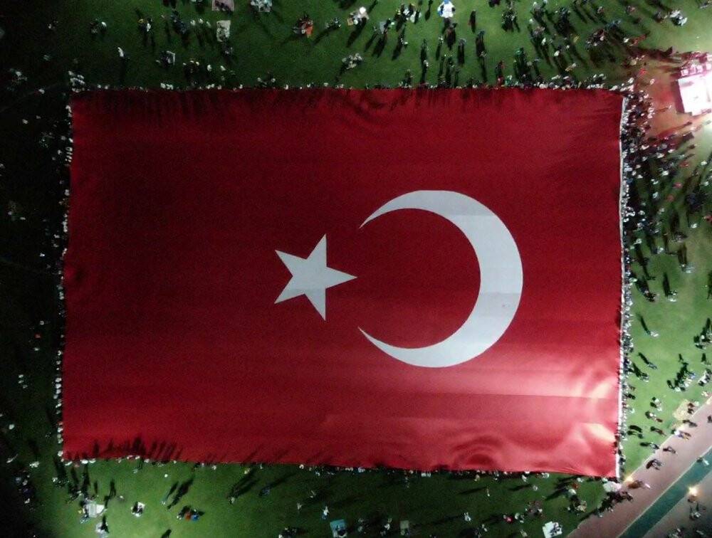 Dünyanın en büyük Türk bayrağı Kayseri’de açıldı