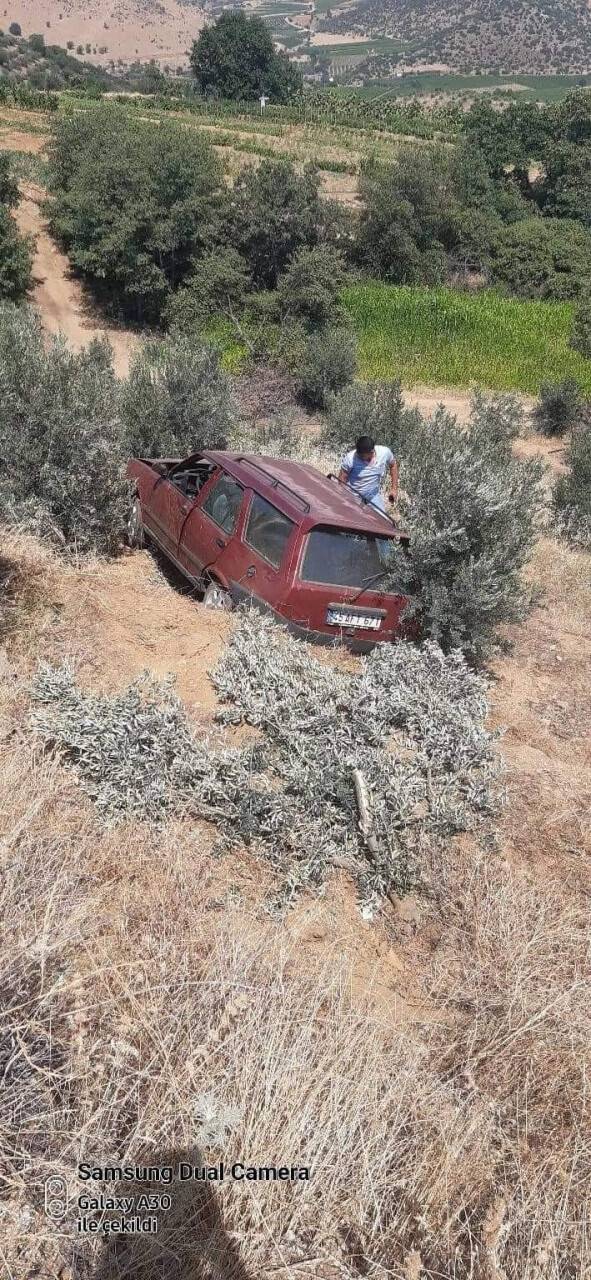 Uçuruma yuvarlanan araçtan yara almadan kurtuldular