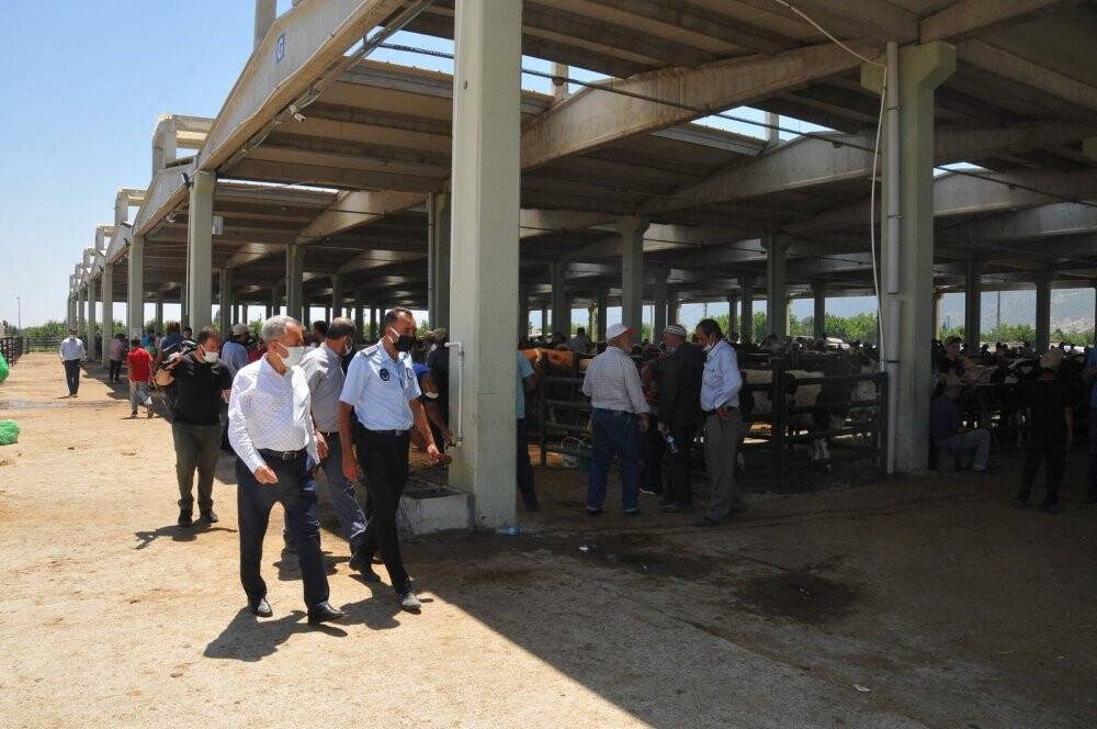 Başkan Akkaya hayvan pazarında alışveriş yapanlarla buluştu