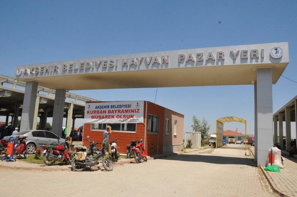 Başkan Akkaya hayvan pazarında alışveriş yapanlarla buluştu