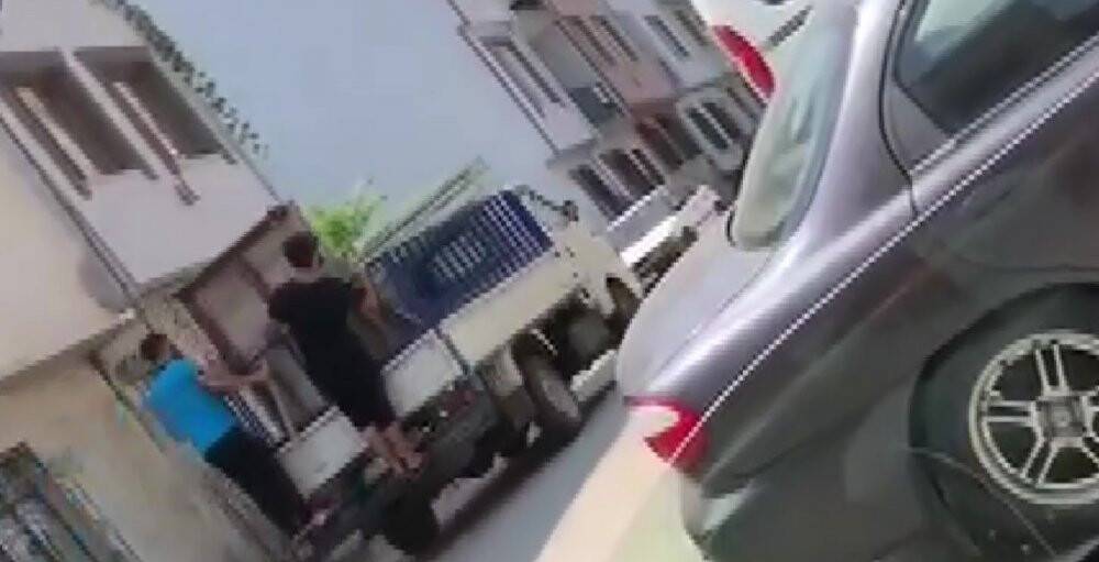 Bursa'da kaçan boğa, kendisini kovalayanı yere serdi