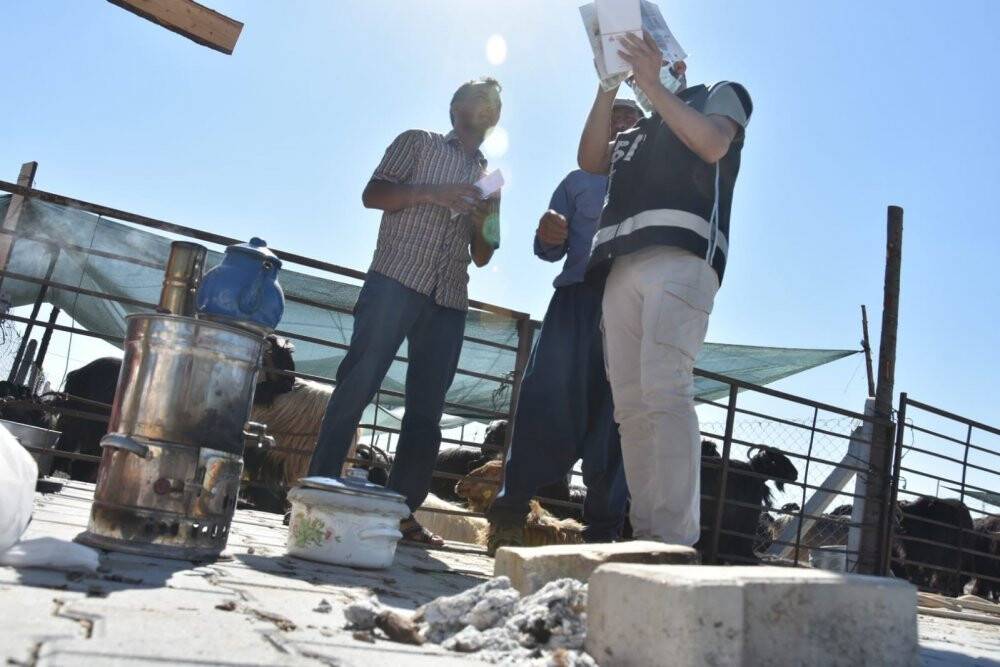 Konya’da polisten kurban pazarında sahte para uyarısı