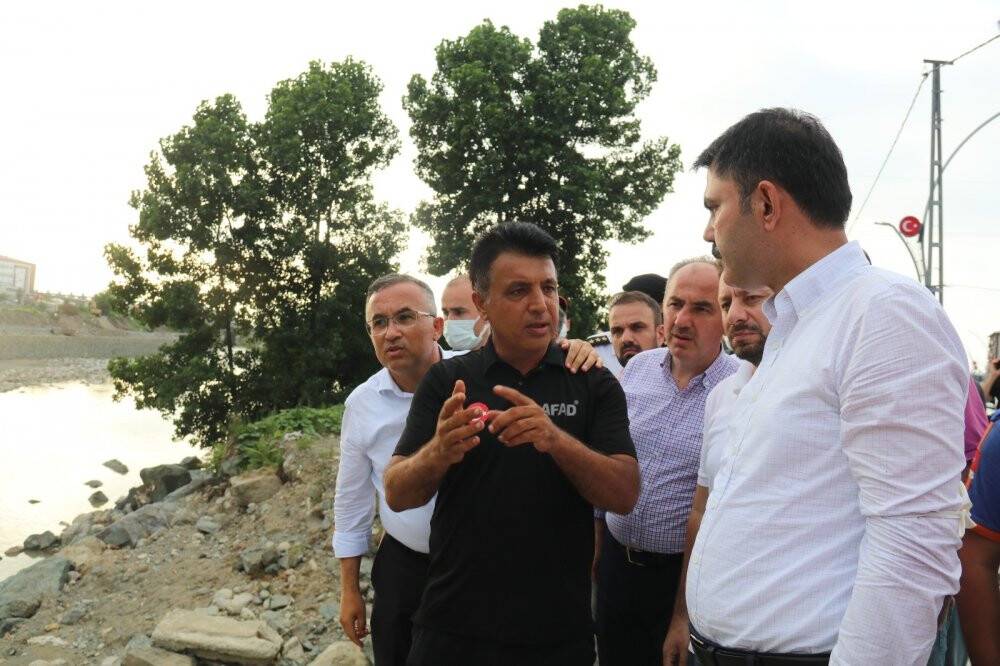 Bakan Kurum, selde kaybolan vatandaşları arayan ekipleri ziyaret etti