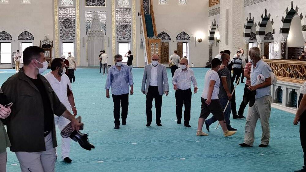 Cumhurbaşkanı Erdoğan’ın açtığı Uzunmehmet Camii’nde ilk bayram namazı