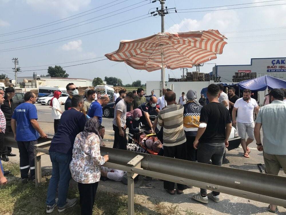 D100’de feci kaza, otomobil ikiye bölündü!