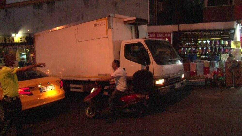 Freni boşalan kamyon araçlara çarptı: 2 yaralı