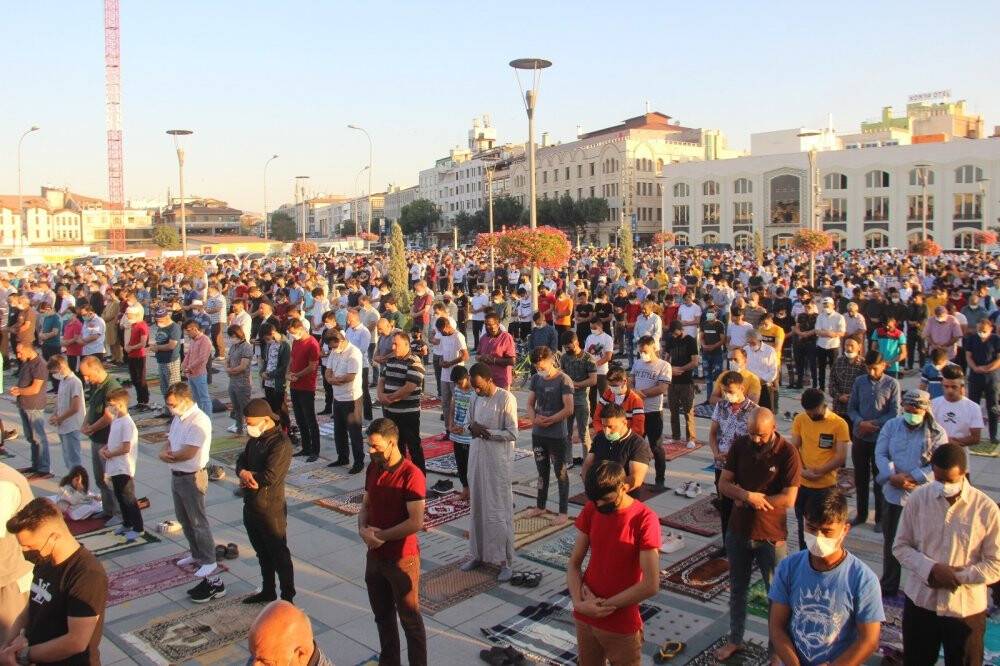 Konya'da binlerce kişi bayram namazı için Mevlana Meydanına akın etti
