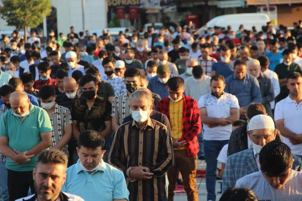 Konya'da binlerce kişi bayram namazı için Mevlana Meydanına akın etti