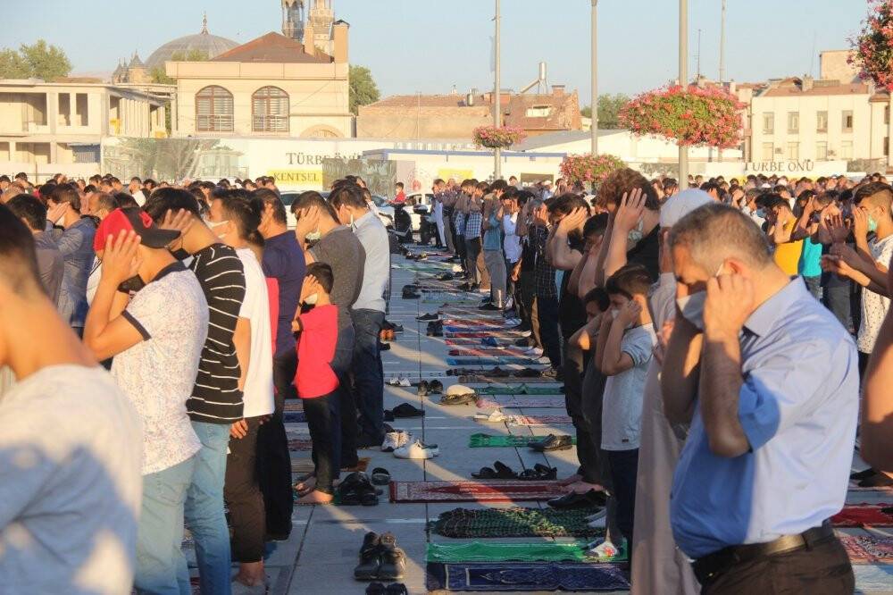 Konya'da binlerce kişi bayram namazı için Mevlana Meydanına akın etti