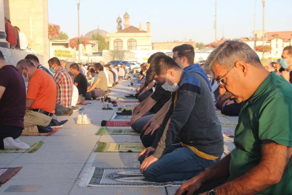 Konya'da binlerce kişi bayram namazı için Mevlana Meydanına akın etti