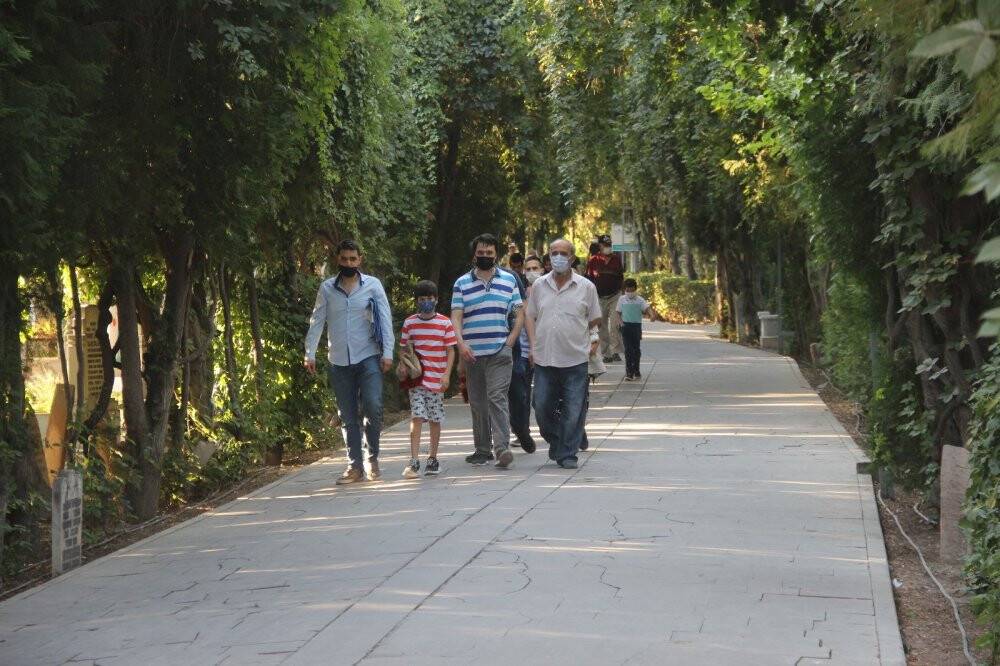 Konya'da binlerce kişi bayram namazı için Mevlana Meydanına akın etti