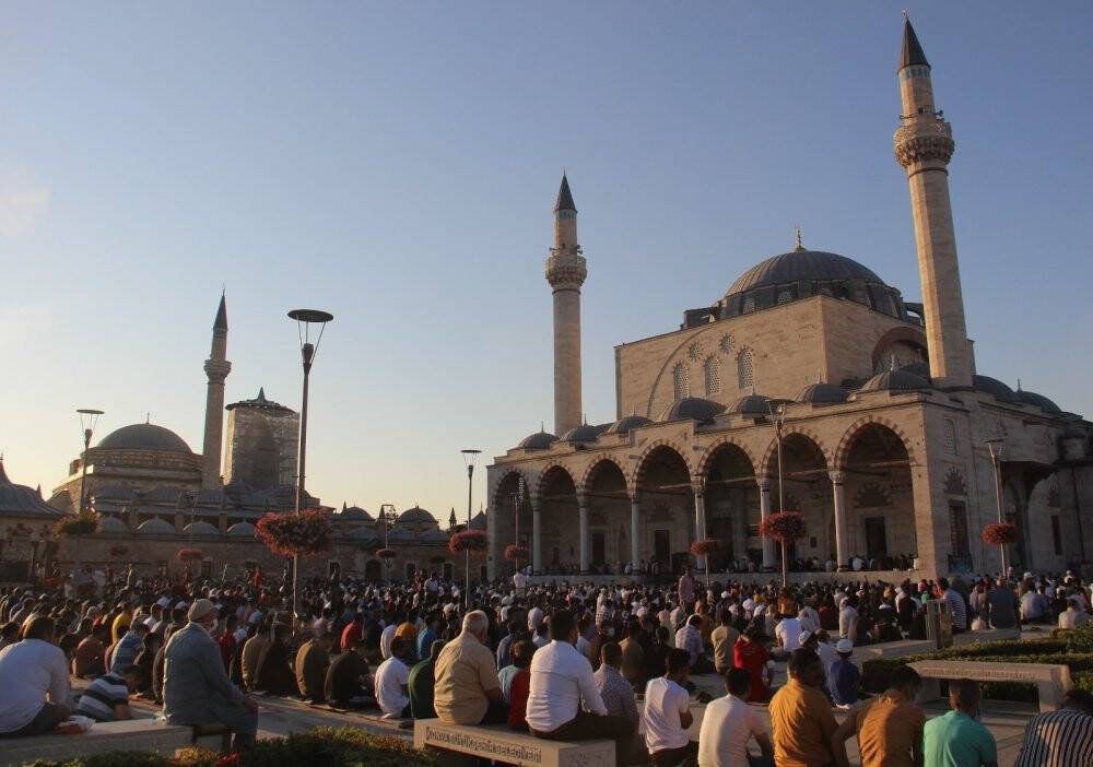 Konya'da binlerce kişi bayram namazı için Mevlana Meydanına akın etti