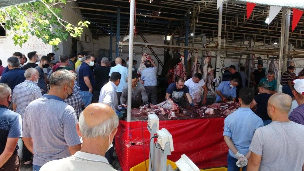 Kurban kesmek için akın ettiler, uzun araç kuyrukları oluştu