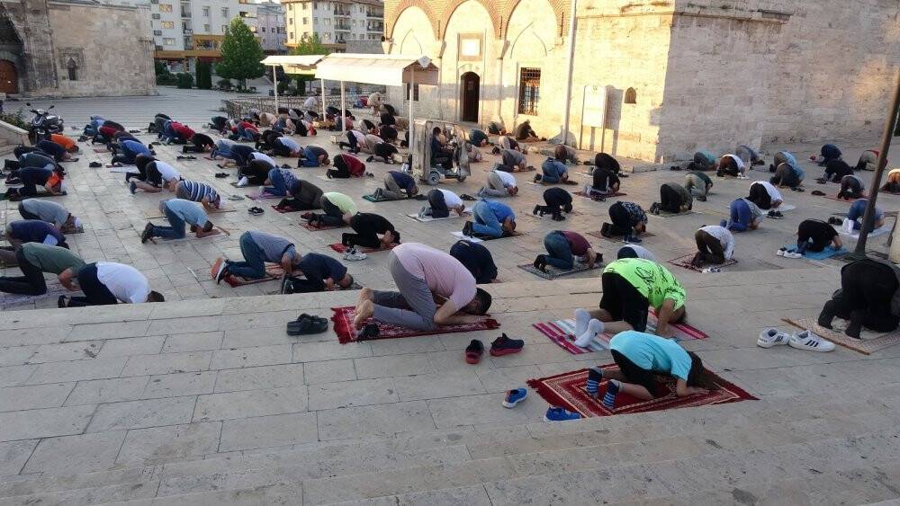 Tarihi Kale Cami’de bayram namazı