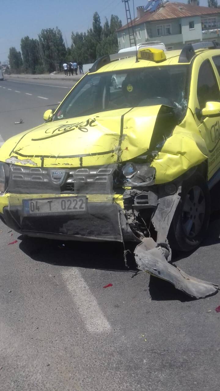 Bayram ziyareti için yola çıkan araç tırın altına girdi