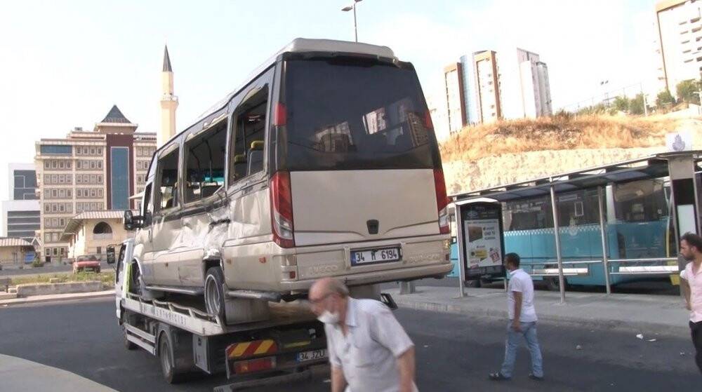 Belediye otobüsü ile dolmuş çarpıştı
