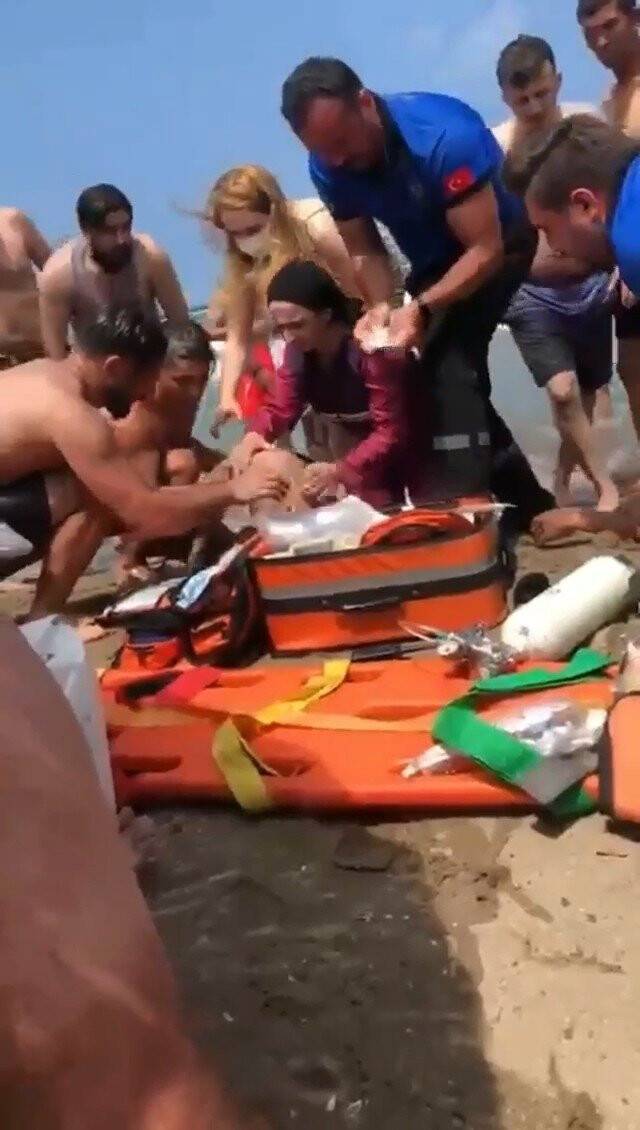 İki kardeş yüzmek için girdikleri denizde can verdi