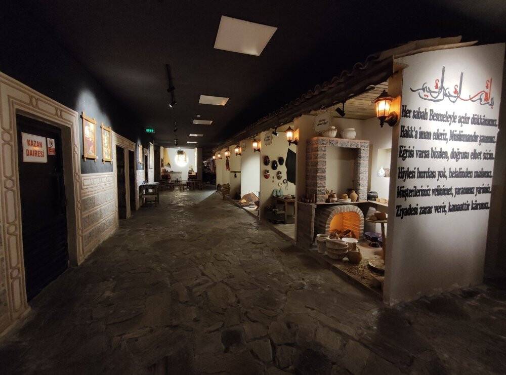 Müzeye giren 100 yıl öncesinin esnafını görüyor