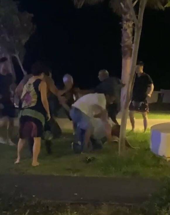‘Niye baktın’ kavgasında yumruklar konuştu