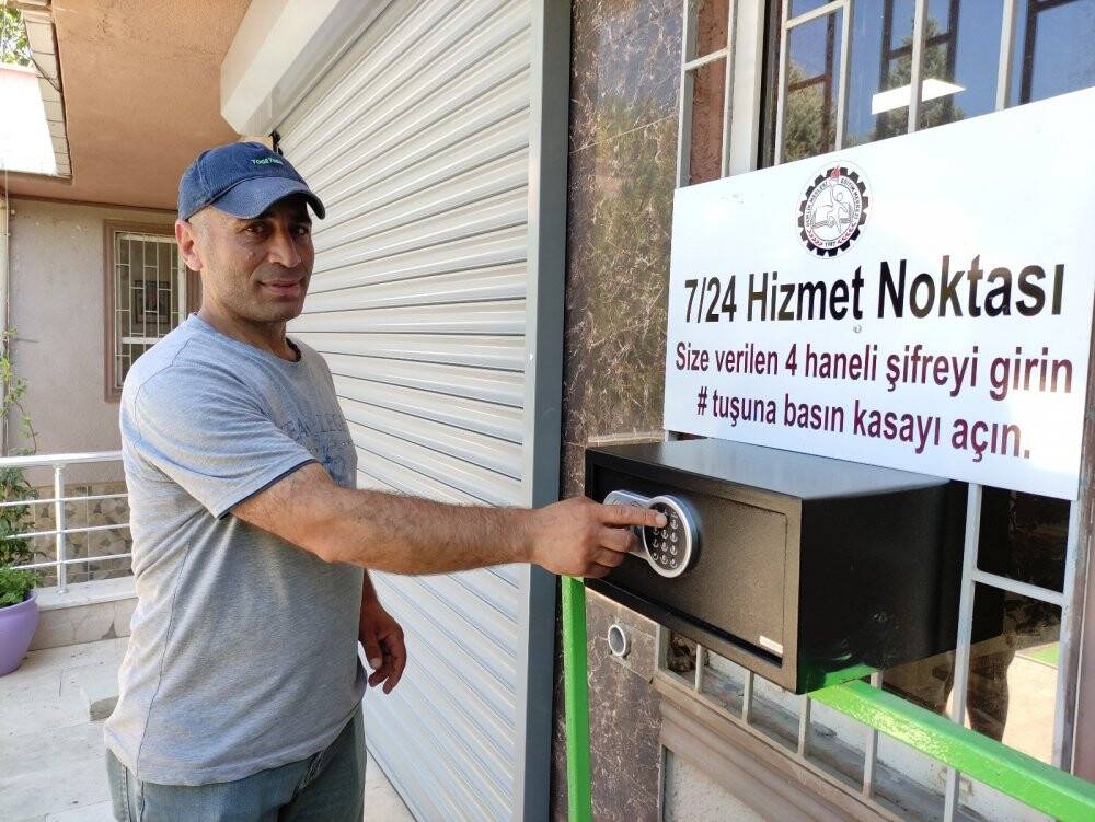 Şifreyi giren kasadan diplomasını alıyor