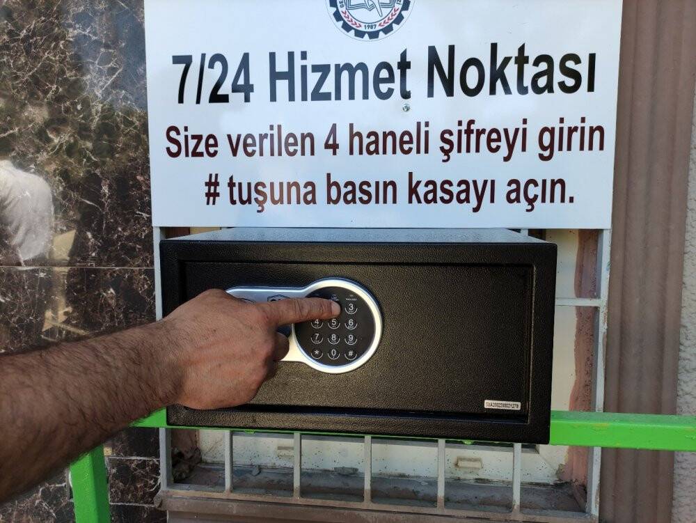 Şifreyi giren kasadan diplomasını alıyor