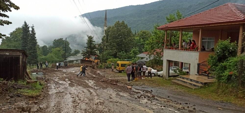 Su taşkını köy yollarını kapattı
