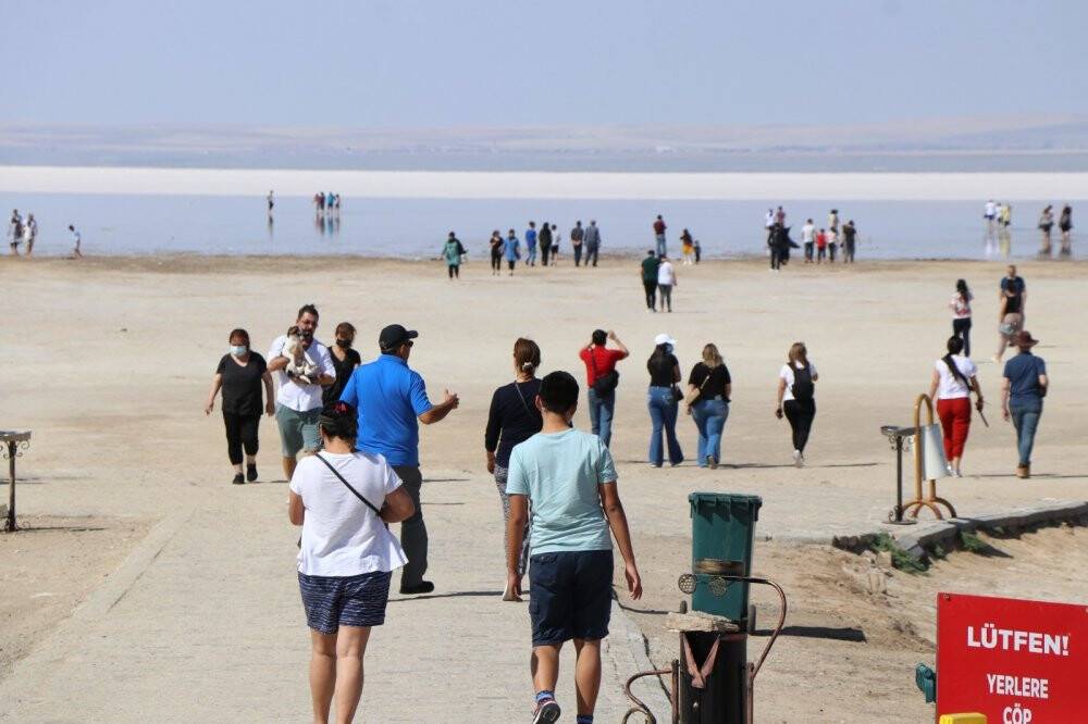 Tuz Gölü’nde yürüme turizmi bayramda da sahillerdeki yoğunluğu aratmadı